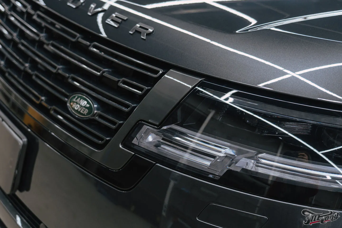 Защитили Range Rover Autobiography прозрачным глянцевым полиуретаном и оклеили панель и экран в салоне